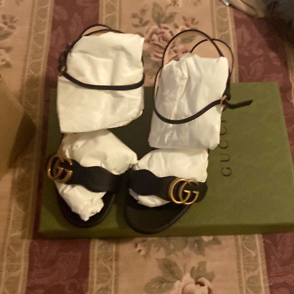 Gucci sandals never worn size 39